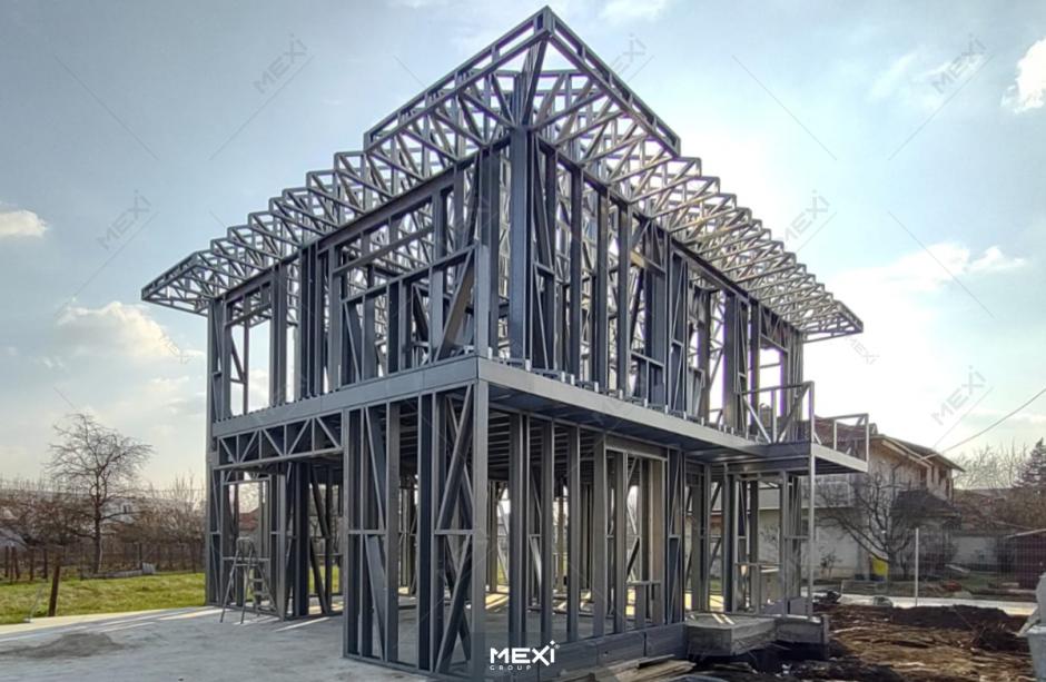 casă cu etaj pe structură din profile metalice uşoare