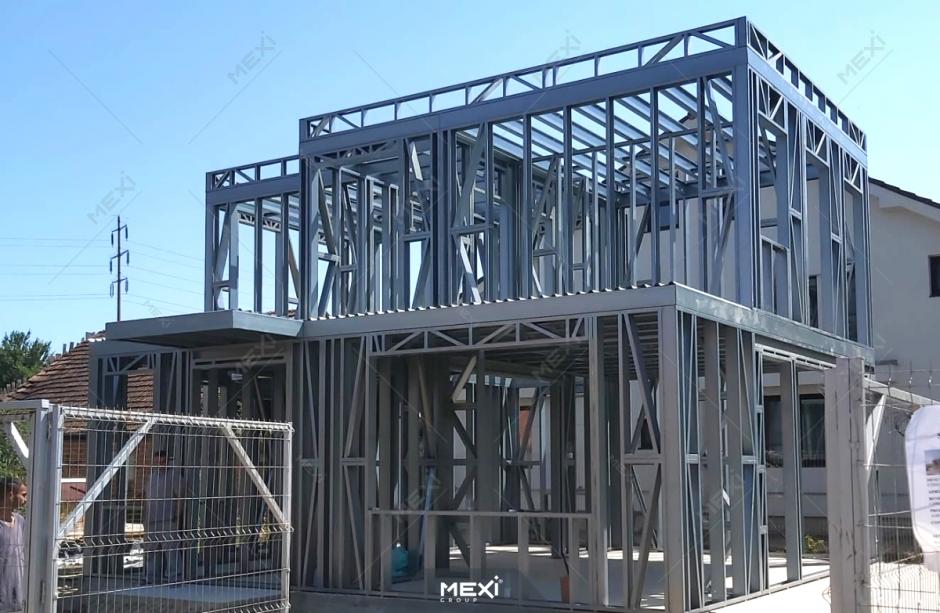 construcție de casă metalică P+1