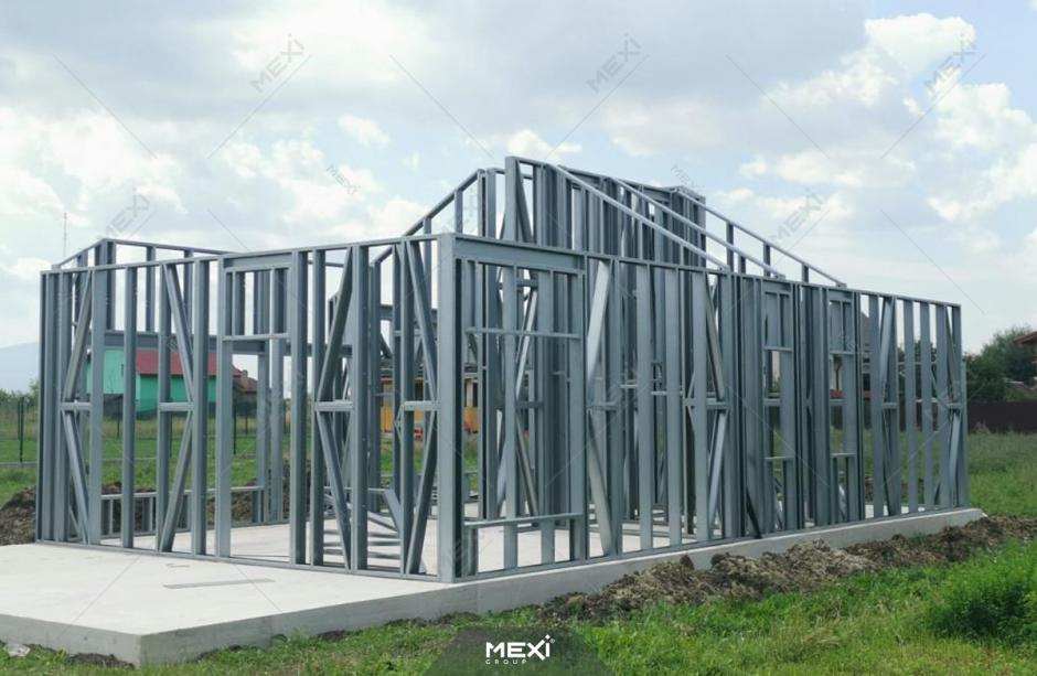 casă construită pe structură prefabricată