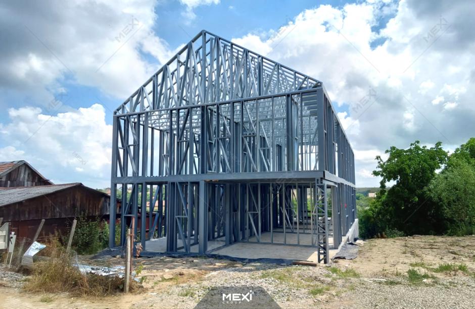 casă construită din profile metalice uşoare