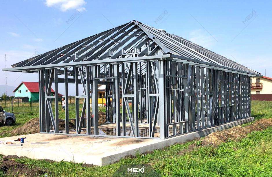 casă construită pe structură prefabricată