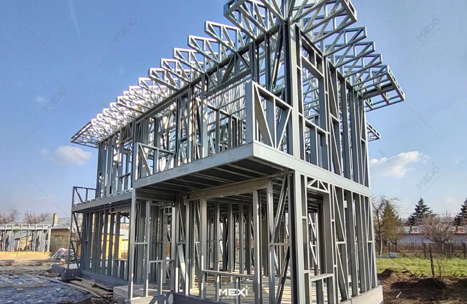 casă cu etaj pe structură din profile metalice uşoare