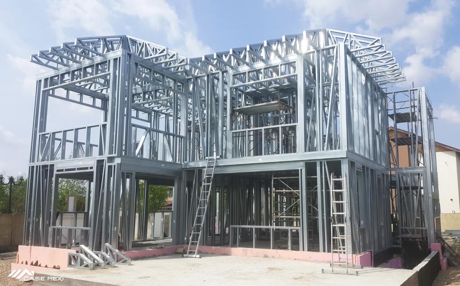 Casa este construita pe structura metalica usoara.