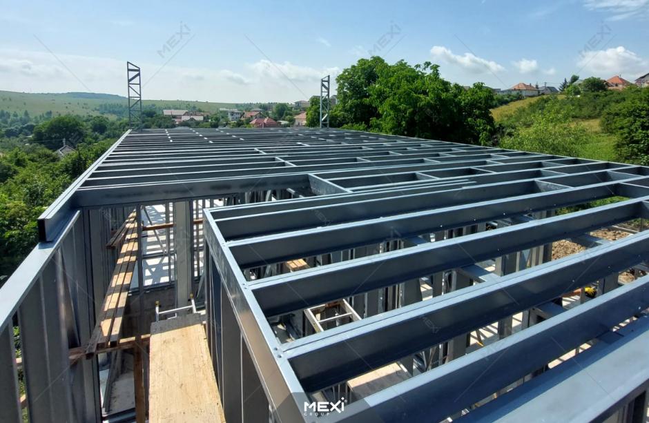 casă construită din profile metalice