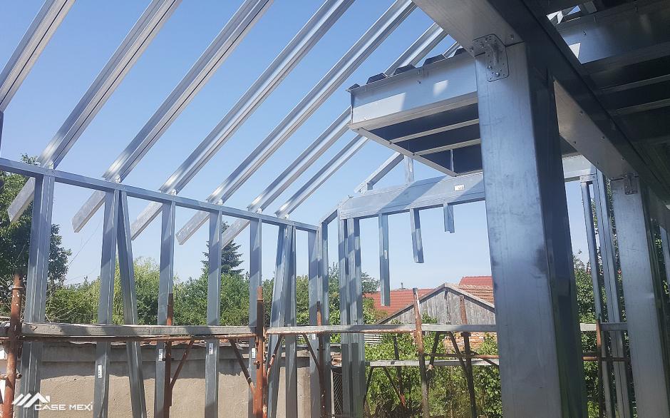 Casa cu mansarda in constructie pe structura usoara metalica