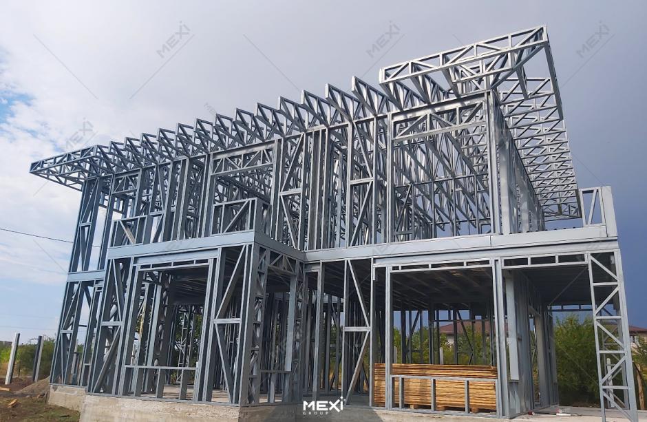 casă metalică construită pe sistem de cadre din profile din oțel