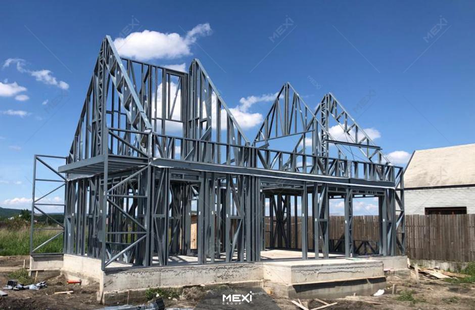 casă cu mansardă construită prin sistem framing