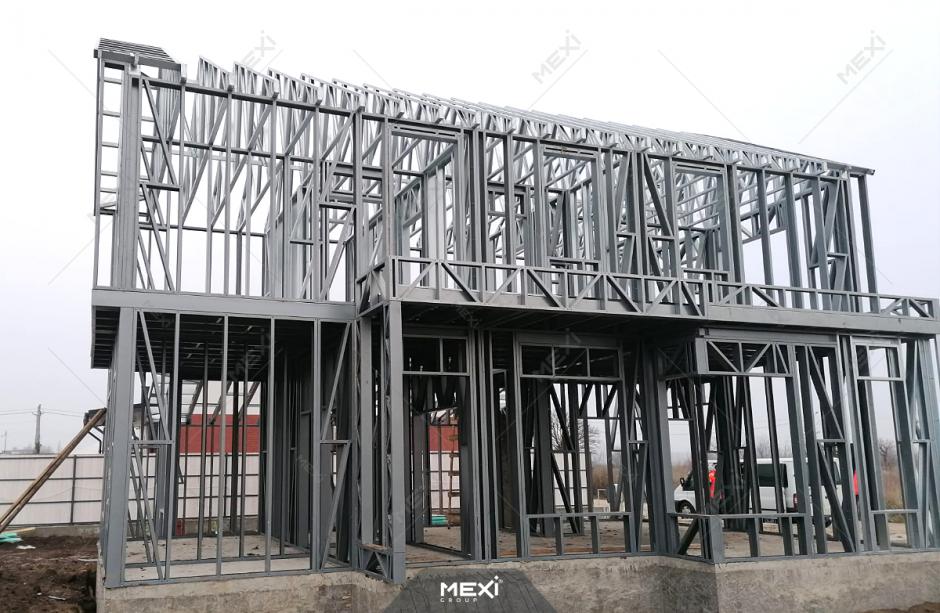 construcţie casă metalică cu etaj şi balcon