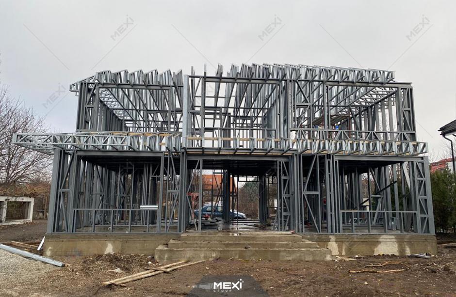 casă construită pe structură prefabricată